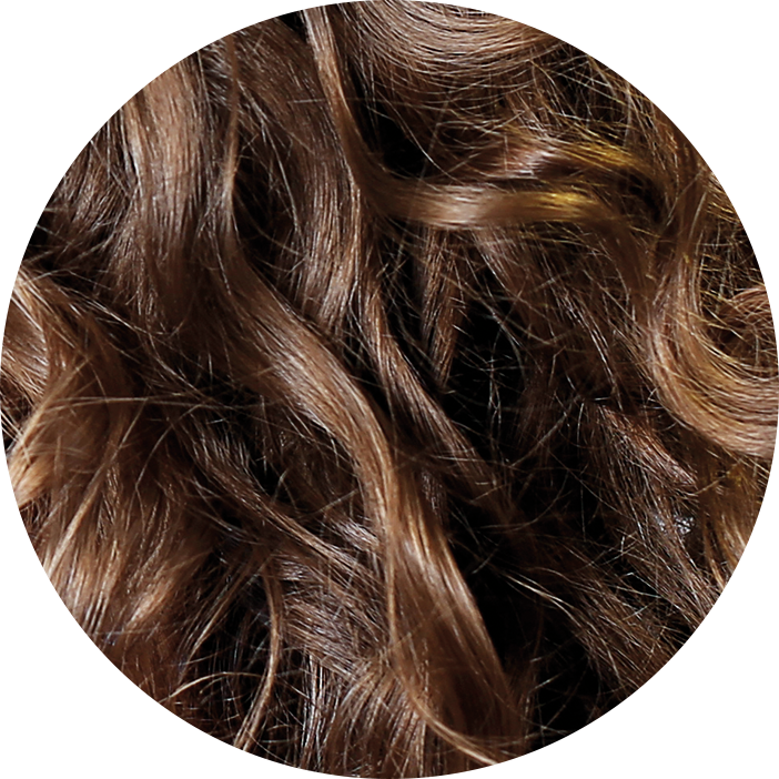cercle_0002_beautiful-brunette-woman-with-curls